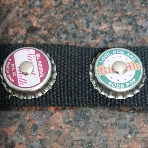 Sleek Black Belt with Ergonomic Design - Picture 2 of 8